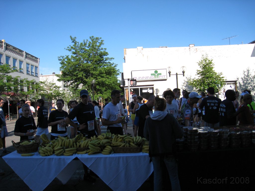 Tortoise_Hare_5K_08 190.jpg - Time to get some carbs and protein... bananas and cookies... yum yum.